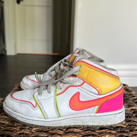 The Air Jordan 1 Mid Edge Glow (GS) size 4 - Picture 3 of 7